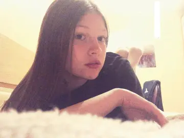 LauraBevs  live sex cam