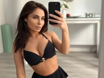 SarahSkye895  live sex cam