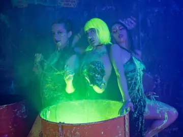 Trioofwitches  live sex cam