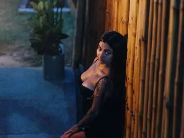 Emili_adams  live sex cam