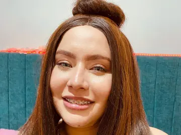 HonyeMil01  live sex cam