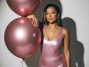 Kitttty4play  live sex cam