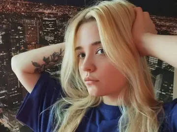 MonnieMoniz  live sex cam