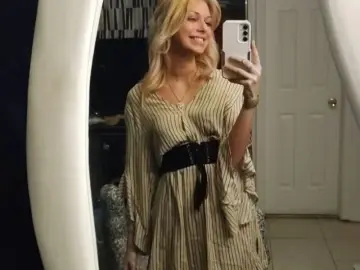 SuzySweetSteps  live sex cam