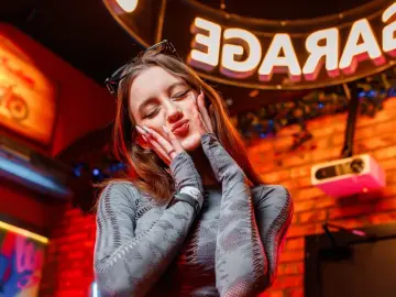 XeniaUsher  live sex cam