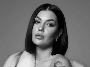 YvonneEverle  live sex cam