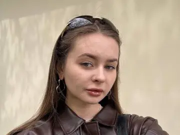 RhiannonCastano  live sex cam