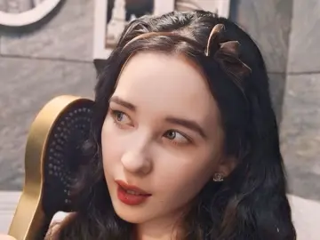 EliseGianola  live sex cam