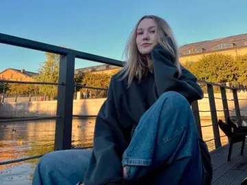 LillyStill  live sex cam
