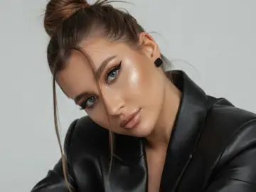 LauraDeans  live sex cam