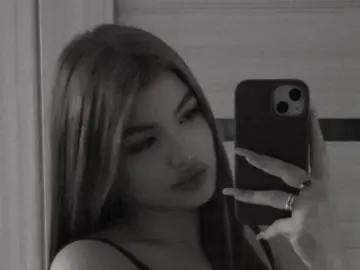 LoraineLutton  live sex cam