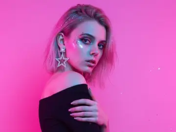 DaiseyNovotny  live sex cam