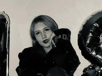 LatishaWolfenden  live sex cam