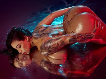 CourtneyLou  live sex cam