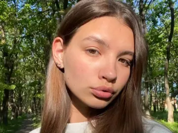 LaraineBologna  live sex cam