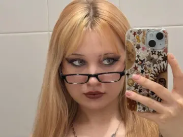 EloiseGow  live sex cam