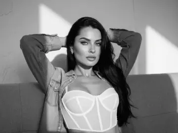 NicoleWillison  live sex cam