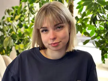 EmelineBurrough  live sex cam