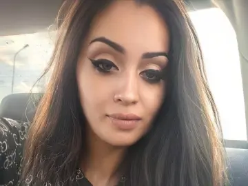 GiuliaLarry  live sex cam