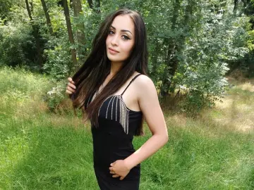 GiuliaLarry  live sex cam