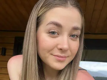 IlonaCabiness  live sex cam