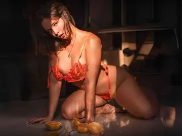 AnnieLouttie  live sex cam