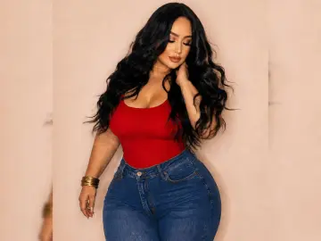 SharlinMoreva  live sex cam