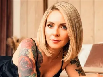 VickyAndrews  live sex cam