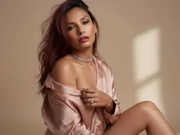 RoxanneMooree  live sex cam