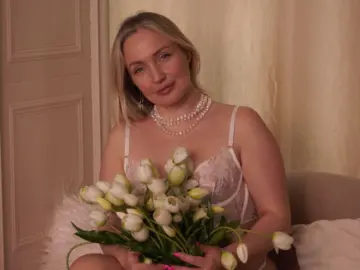 MonikaFoxies  live sex cam