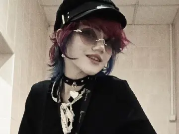 ElanorCiolek  live sex cam