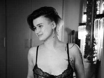 PeachBev  live sex cam