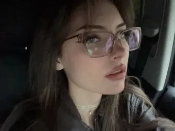 SisMiora  live sex cam
