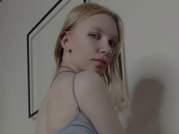 SarahWood  live sex cam