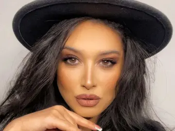 AnnaBanks  live sex cam