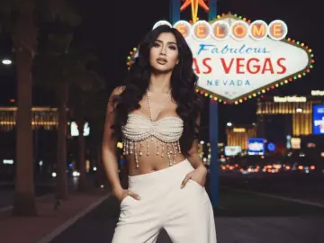 TrixieSaisem  live sex cam