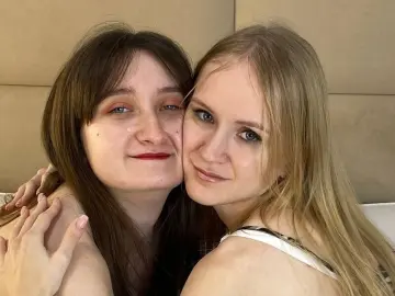 RozellaAndEve  live sex cam