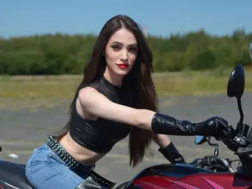 AlienaMoore  live sex cam