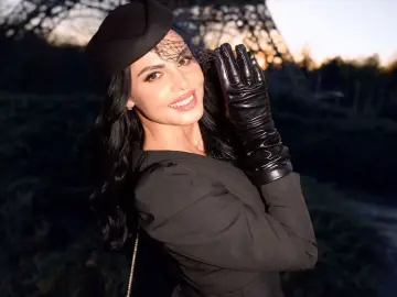 AngelinaKunis  live sex cam