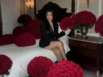 ParisLiscani  live sex cam