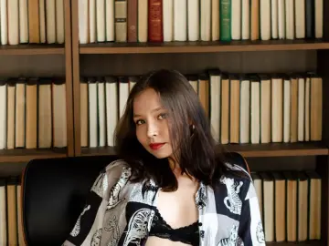 NooraMoore  live sex cam