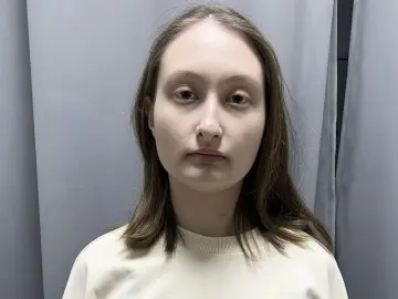 LauraHenry  live sex cam