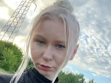 MelbaKines  live sex cam