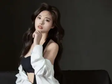 YunLulu  live sex cam