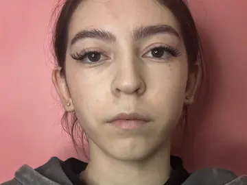 LonnaBertalan  live sex cam