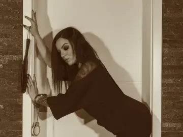 IzzaBellaNova  live sex cam