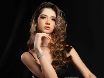 AnnieArias  live sex cam