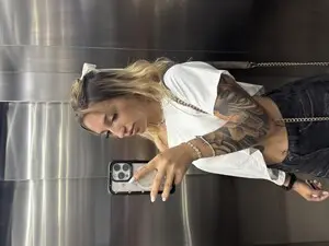 MaddieM1  live sex cam