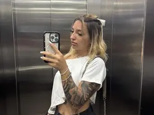 MaddieM1  live sex cam