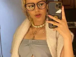 Sophiee_Turner  live sex cam